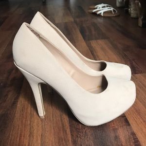 Nude pumps/heels